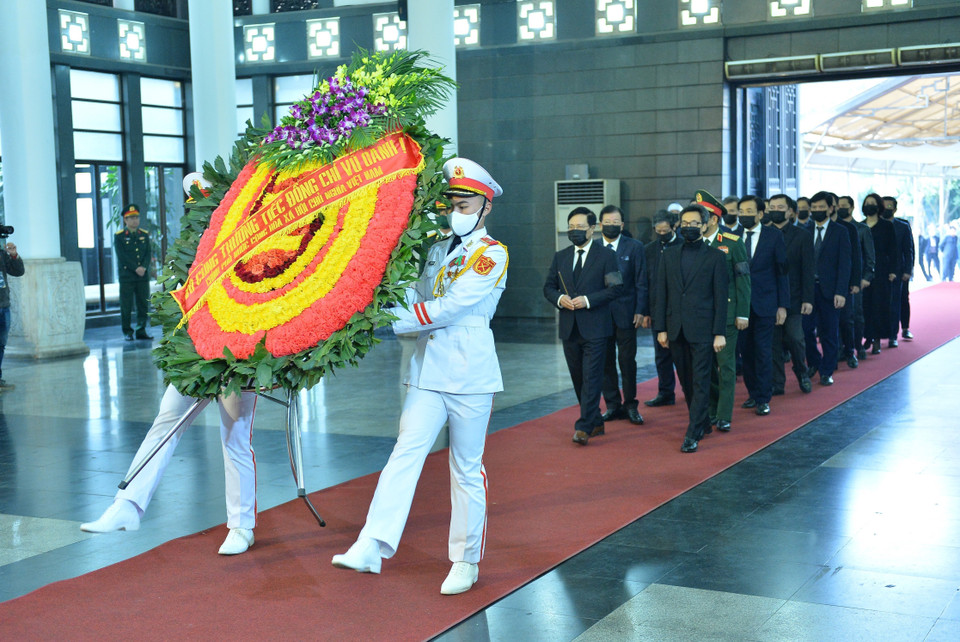 Phó Thủ tướng Thường trực Chính phủ Phạm Bình Minh dẫn đầu đoàn đại biểu vào viếng ông Vũ Oanh. (Ảnh: Minh Đức/TTXVN)