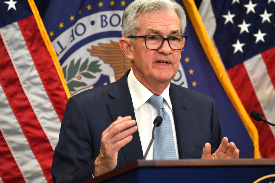 Ngày 14/12/2022, Fed một lần nữa đưa ra quyết định tăng lãi suất cơ bản thêm 0,5% trong đợt tăng thứ 7 của năm 2022. Quyết định của Fed đã đánh dấu một năm cơ quan này tăng lãi suất từ mức gần 0% lên mức 4,25-4,5%, cao nhất trong vòng 15 năm qua, nhằm nỗ lực kiềm chế lạm phát đang ở mức cao kỷ lục trong vòng 40 năm. Ảnh: Chủ tịch Fed Jerome Powell công bố quyết định tăng lãi suất trong cuộc họp báo ở Washington DC, ngày 14/12. (Nguồn: AFP/TTXVN)