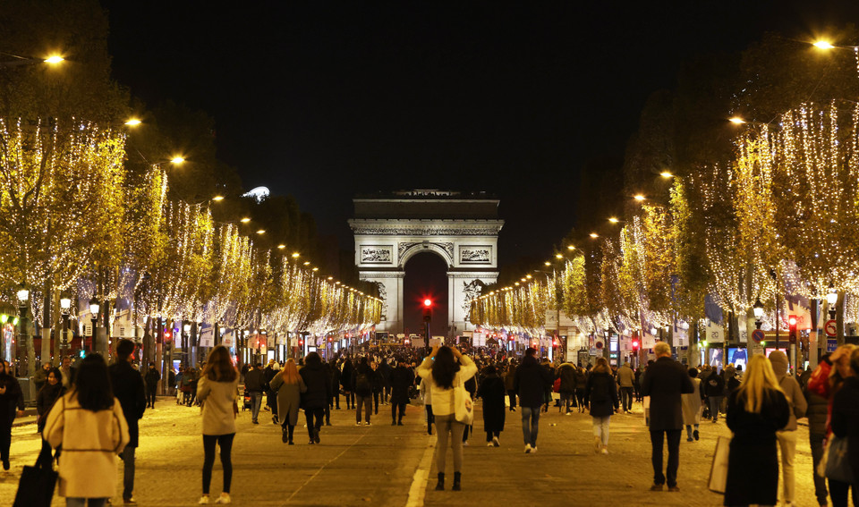 Đại lộ Champs-Elysees được trang hoàng rực rỡ đón Giáng sinh, tại Paris, Pháp. (Ảnh: THX/TTXVN)