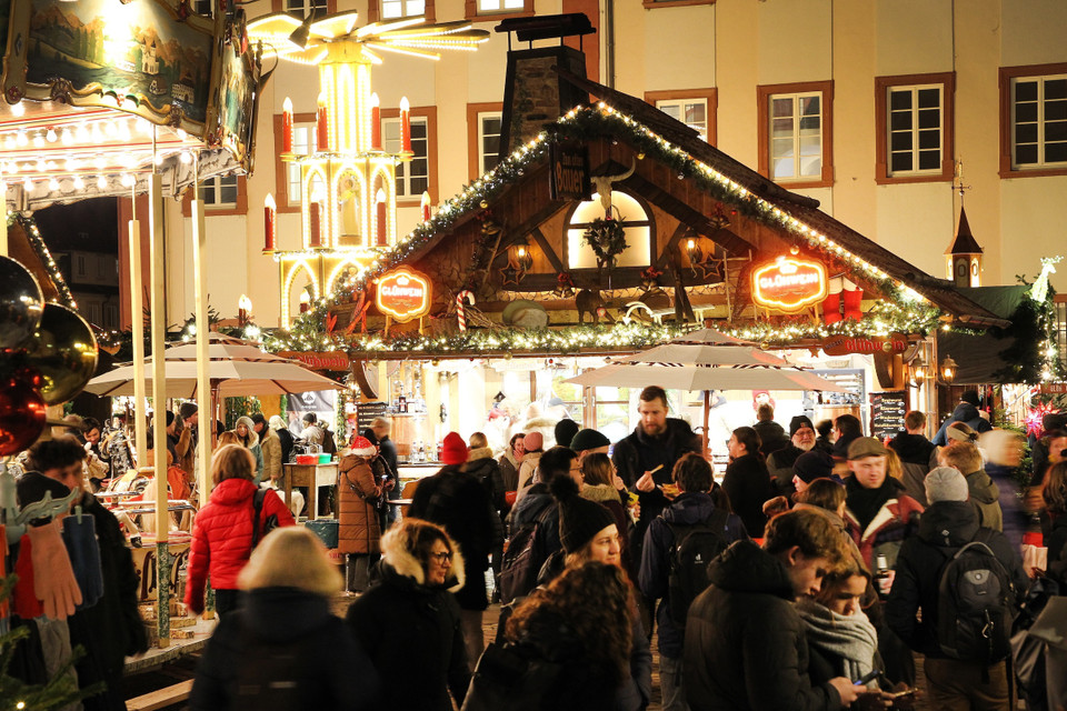 Chợ Giáng sinh được trang hoàng rực rỡ tại Heidelberg, Đức, ngày 6/12/2022. (Ảnh: AFP/TTXVN)