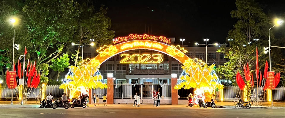 Đèn nghệ thuật trước cổng Ủy ban Nhân dân thành phố Cần Thơ. (Ảnh: Ánh Tuyết/TTXVN)