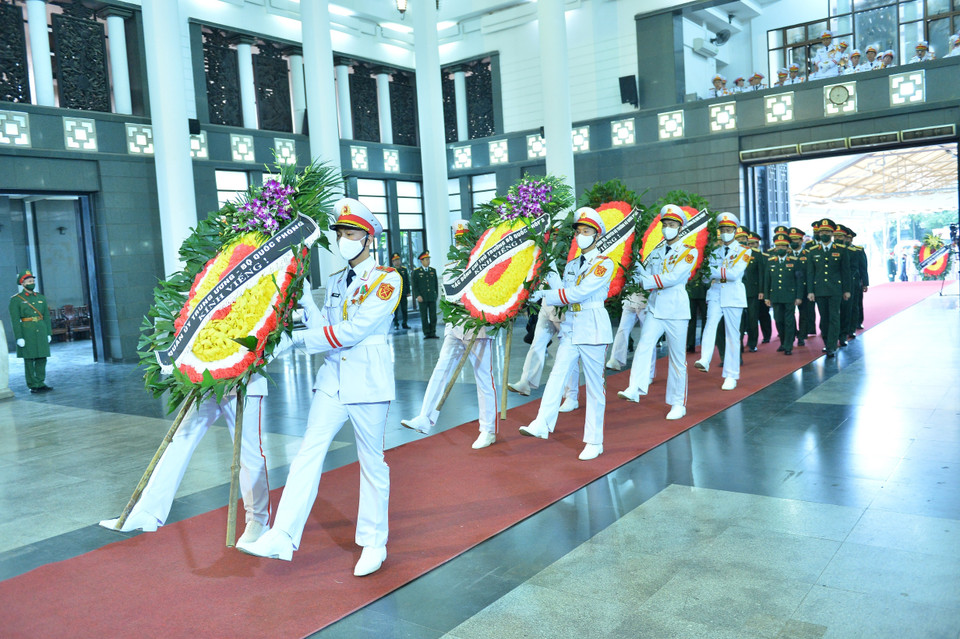 Đoàn đại biểu quân đội vào viếng ông Vũ Oanh. (Ảnh: Minh Đức/TTXVN)