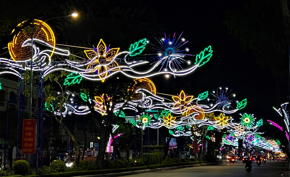 Một đoạn đường đèn nghệ thuật Cần Thơ mừng Xuân mới. (Ảnh: Ánh Tuyết/TTXVN)