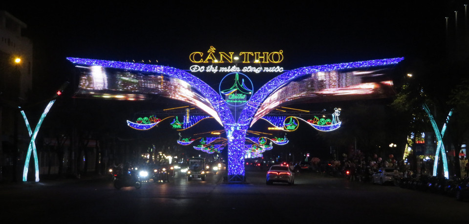 Cổng chào của đường đèn nghệ thuật Cần Thơ mừng Xuân mới. (Ảnh: Ánh Tuyết/TTXVN)