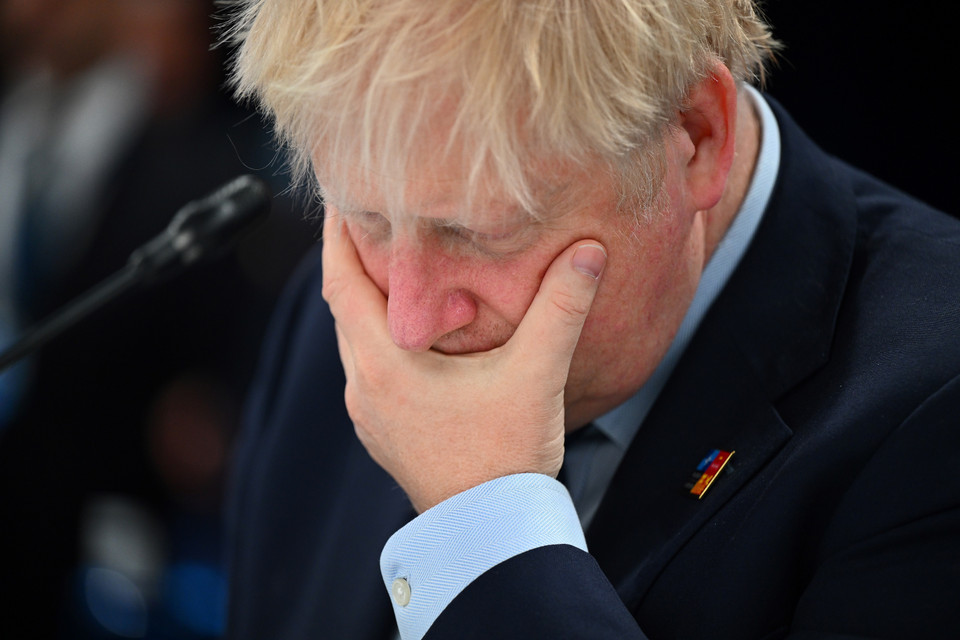 Sự kiện 5: Biến động liên tiếp trên chính trường Anh. Ngày 7/7/2022, Thủ tướng Anh Boris Johnson tuyên bố từ chức. Đến ngày 20/10, bà Liz Truss, người được được bầu thay thế ông Boris Johnson, cũng từ chức sau 45 ngày tại vị, trở thành thủ tướng cầm quyền ngắn nhất trong lịch sử nước Anh. Ngày 25/10, ông Rishi Sunak, 42 tuổi, trở thành người trẻ nhất đảm nhận cương vị Thủ tướng Anh trong hơn 200 năm. Ngày 8/9, Nữ hoàng Anh Elizabeth II qua đời ở tuổi 96 sau 70 năm trị vì. Thái tử Charles lên kế vị, trở thành Nhà Vua Charles III. Trong ảnh: Ngày 6/9/2022, tại số 10 phố Downing, ông Boris Johnson đã có bài phát biểu từ chức Thủ tướng Anh, sau khi các bộ trưởng và các nhà lập pháp trong đảng Bảo thủ từ chức hoặc rút lại sự ủng hộ dành cho ông. (Ảnh: AFP/TTXVN)
