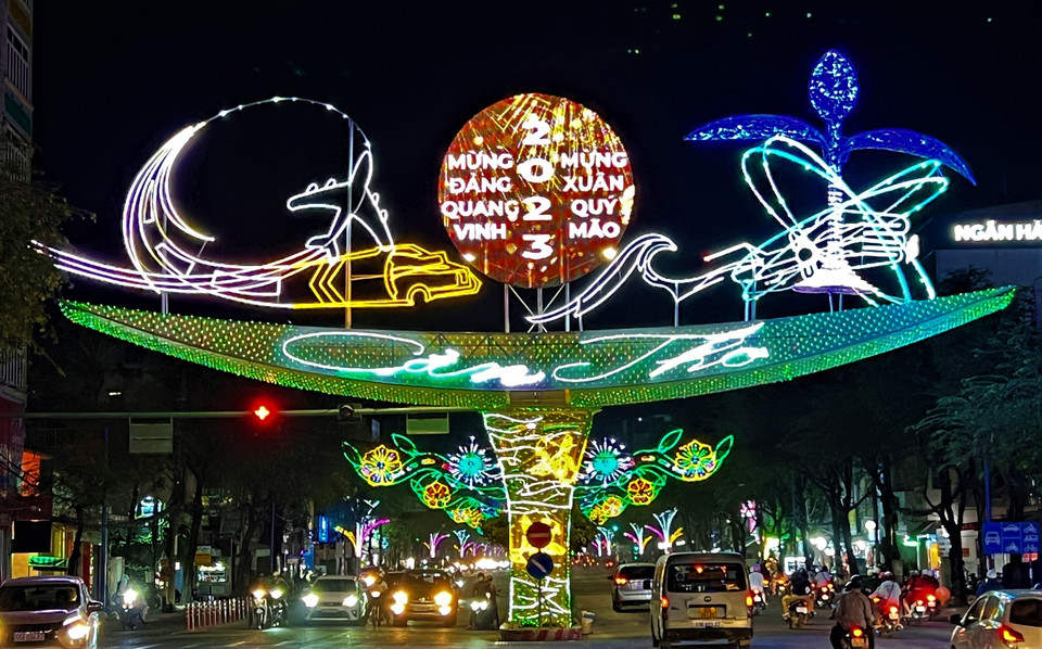 Cổng chào của đường đèn nghệ thuật Cần Thơ mừng Xuân mới. (Ảnh: Ánh Tuyết/TTXVN)