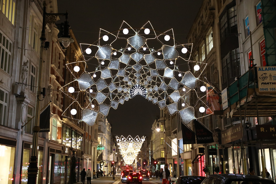 Đường phố được trang hoàng rực rỡ đón Giáng sinh tại London, Anh. (Ảnh: THX/TTXVN)