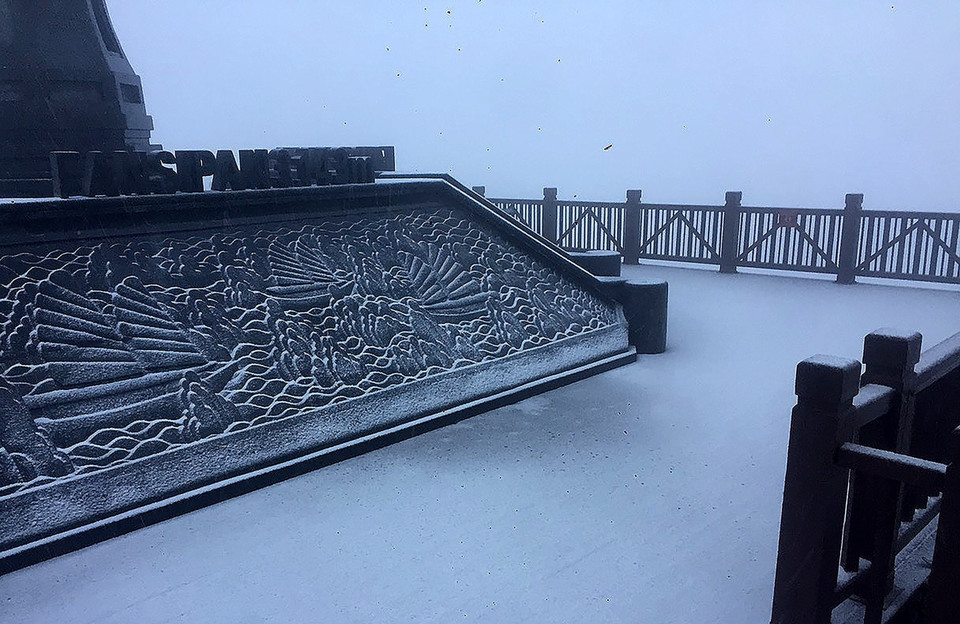 Tuyết rơi phủ trắng đỉnh Fansipan. (Ảnh: Quốc Khánh/TTXVN)