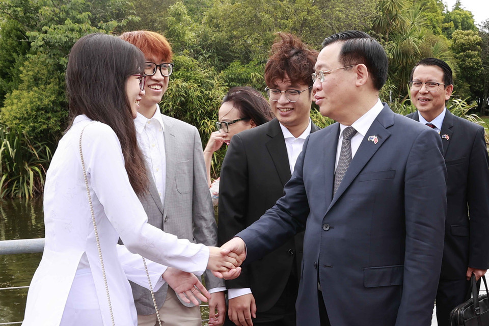 Chủ tịch Quốc hội Vương Đình Huệ với sinh viên Việt Nam đang theo học tại Đại học Waikato. (Ảnh: Doãn Tấn/TTXVN)