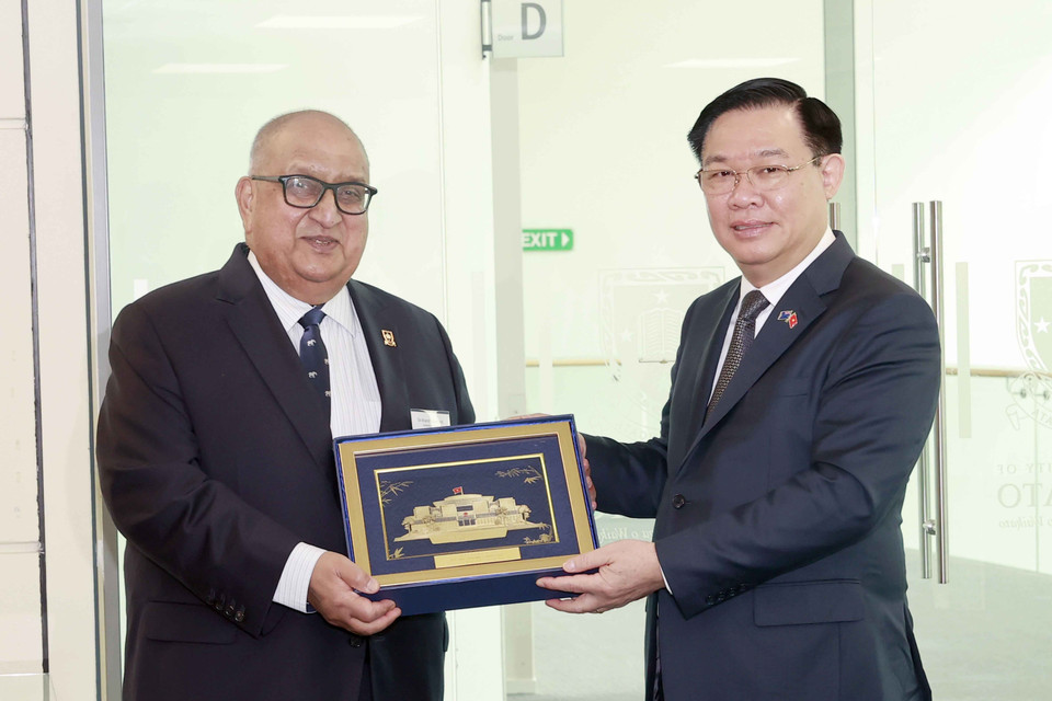 Chủ tịch Quốc hội Vương Đình Huệ trao quà lưu niệm tặng Ban lãnh đạo Đại học Waikato. (Ảnh: Doãn Tấn/TTXVN)