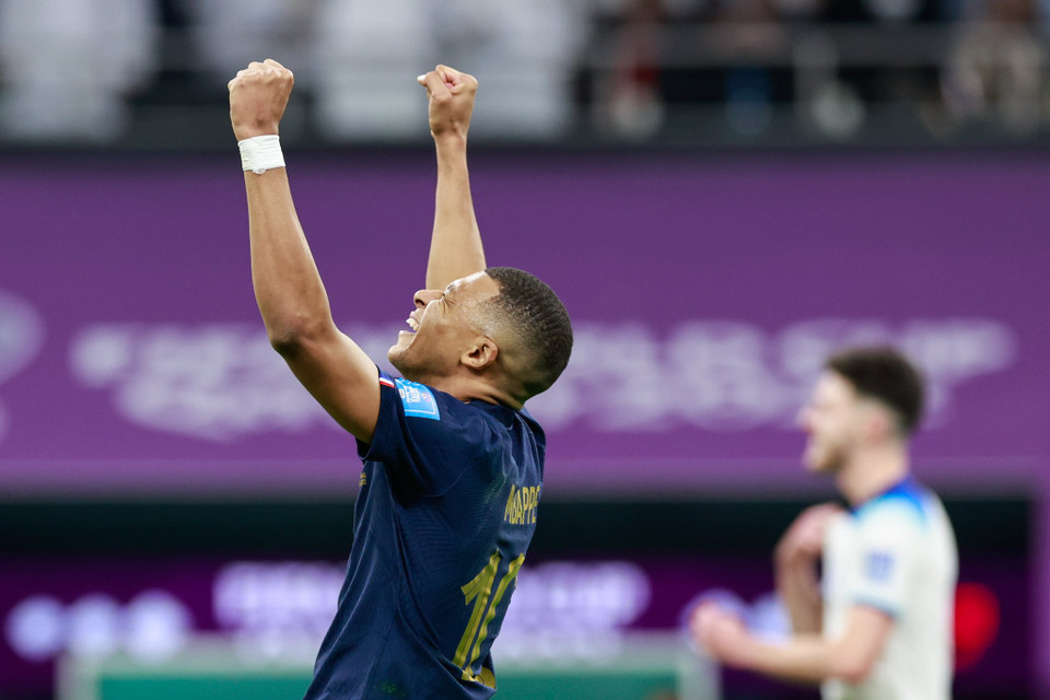 Tiền đạo người Pháp cười lớn khi chứng kiến đồng nghiệp người Anh sút phạt đền vọt xà ở phút 82 trận tứ kết World Cup rạng sáng 11/12. (Ảnh: Hải An/Vietnam+)