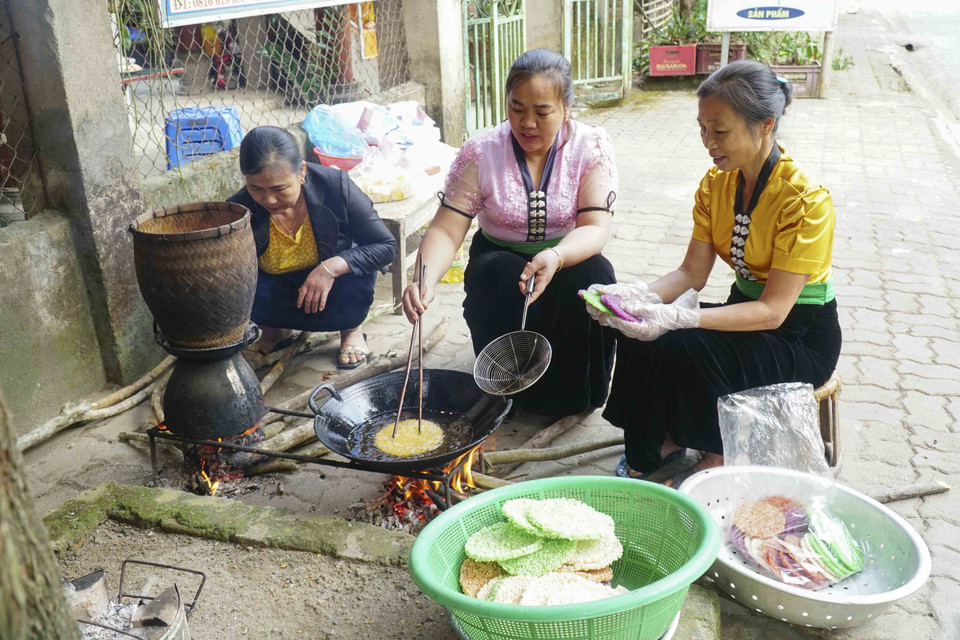 Phụ nữ Thái trắng Mường Lay rán bánh khẩu chí chọp. (Ảnh: Xuân Tư/TTXVN)