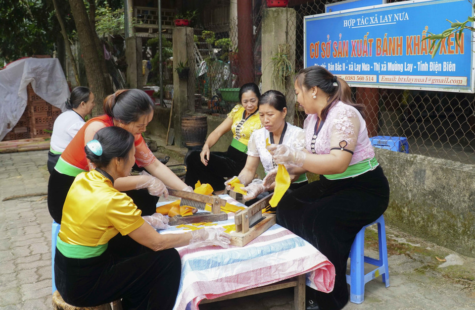 Khẩu xén, khẩu chí chọp là hai loại bánh đặc trưng của đồng bào Thái trắng ở thị xã Mường Lay, tỉnh Điện Biên. (Ảnh: Xuân Tư/TTXVN)