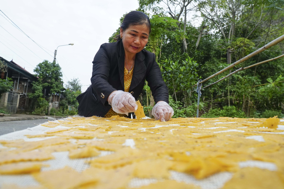 Bánh khẩu xén sau khi cắt nhỏ được mang đi phơi đến khi giòn. (Ảnh: Xuân Tư/TTXVN)
