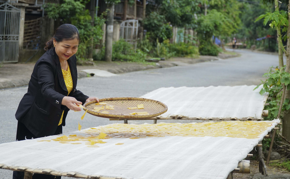 Bánh khẩu xén sau khi cắt nhỏ được mang đi phơi đến khi giòn. (Ảnh: Xuân Tư/TTXVN)