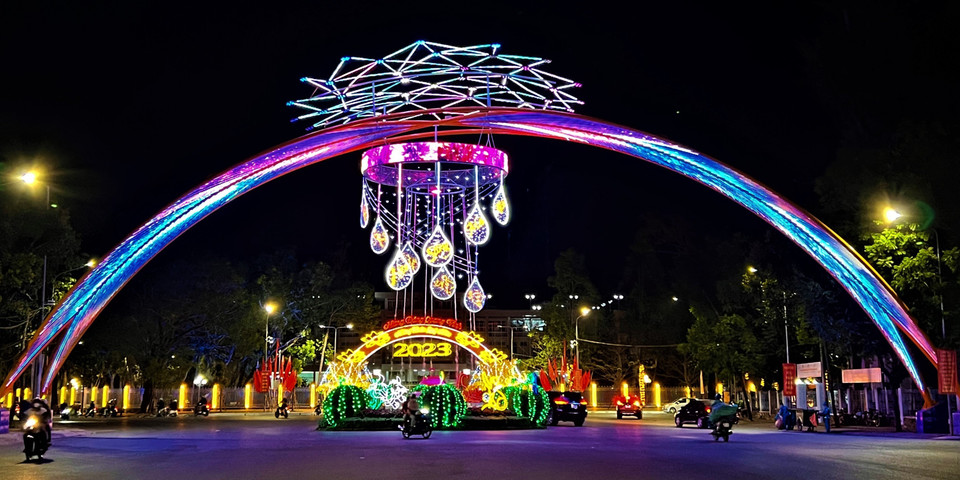 Cổng chào của đường đèn nghệ thuật Cần Thơ mừng Xuân mới. (Ảnh: Ánh Tuyết/TTXVN)