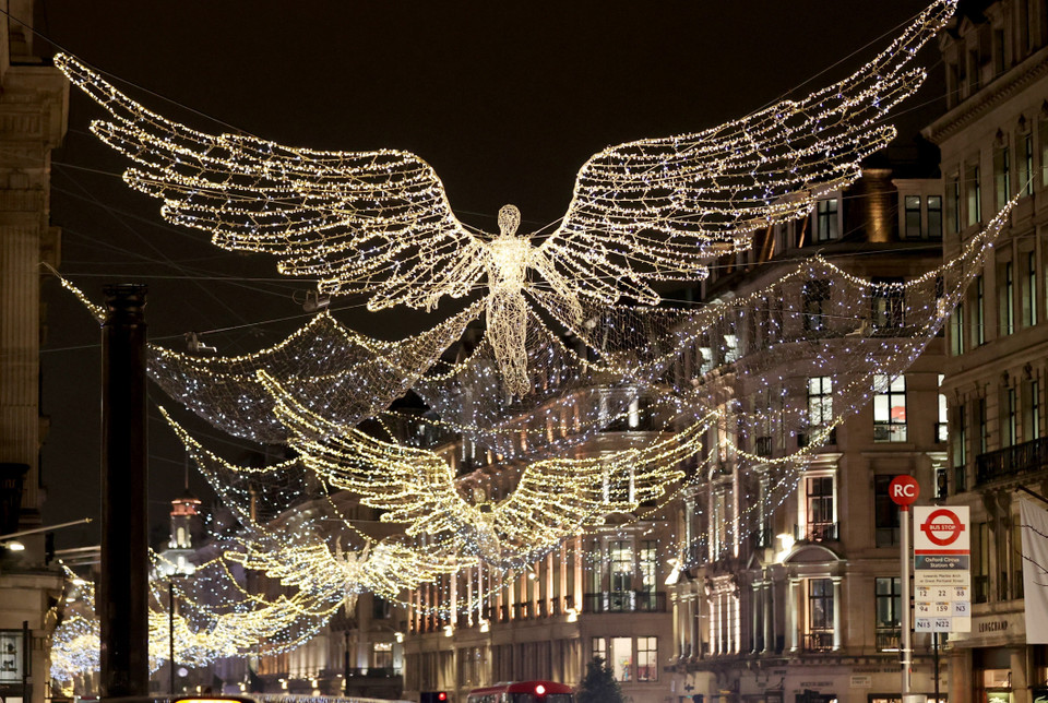Đường phố được trang hoàng rực rỡ đón Giáng sinh tại London, Anh. (Ảnh: THX/TTXVN)