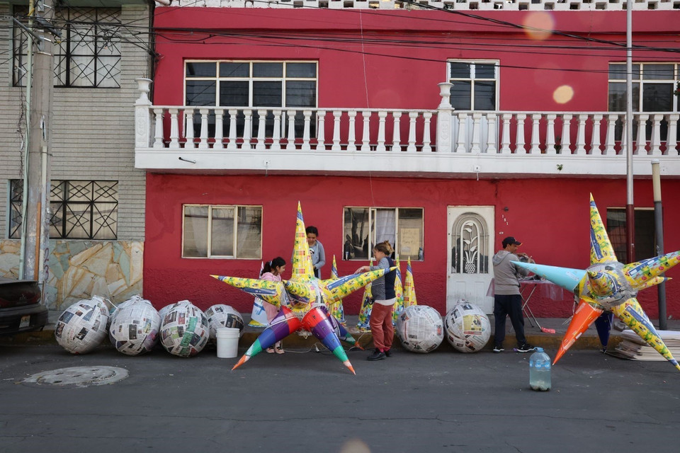 Tại các dịp này, mọi người sẽ dùng gậy để đập vỡ các mô hình pinatas chứa đầy quà tặng Noel và Năm mới. (Ảnh: Phi Hùng/TTXVN)