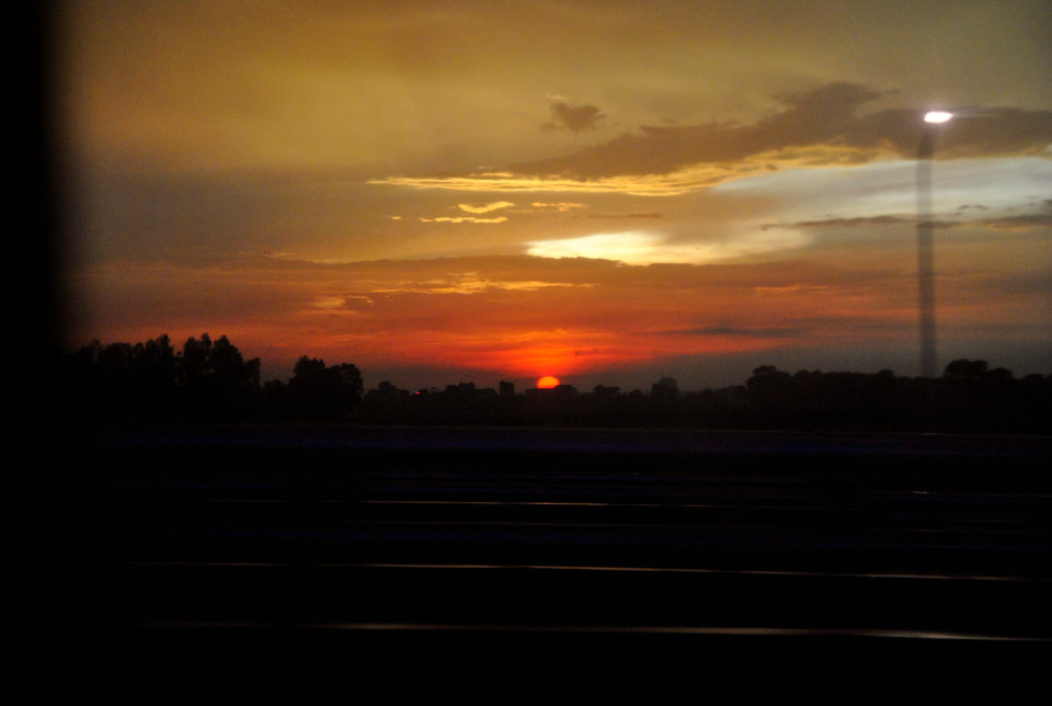 Cơn giông đi qua, để lại không chỉ bầu không khí trong lành, mà còn là khung cảnh hoàng hôn đẹp mê hồn. (Ảnh: Võ Phương)
