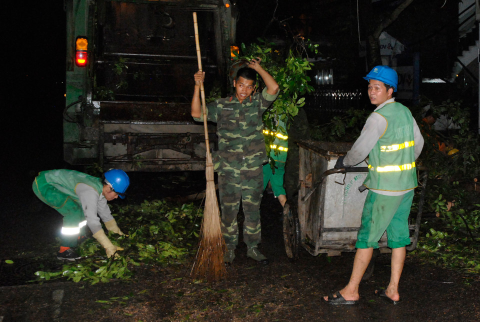 Những chiến sỹ trẻ hay các nhân viên vệ sinh môi trường, từ 8 giờ tối đã được điều động toàn lực, cùng nhau dọn dẹp Thủ đô. (Ảnh: Võ Phương/Vietnam+)