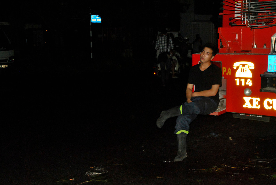 Ngay trong cơn dông, các chiến sỹ lực lượng cảnh sát cứu hỏa đã luôn phải túc trực để ứng phó với các tình huống xấu và phối hợp cùng các lực lượng khác. 