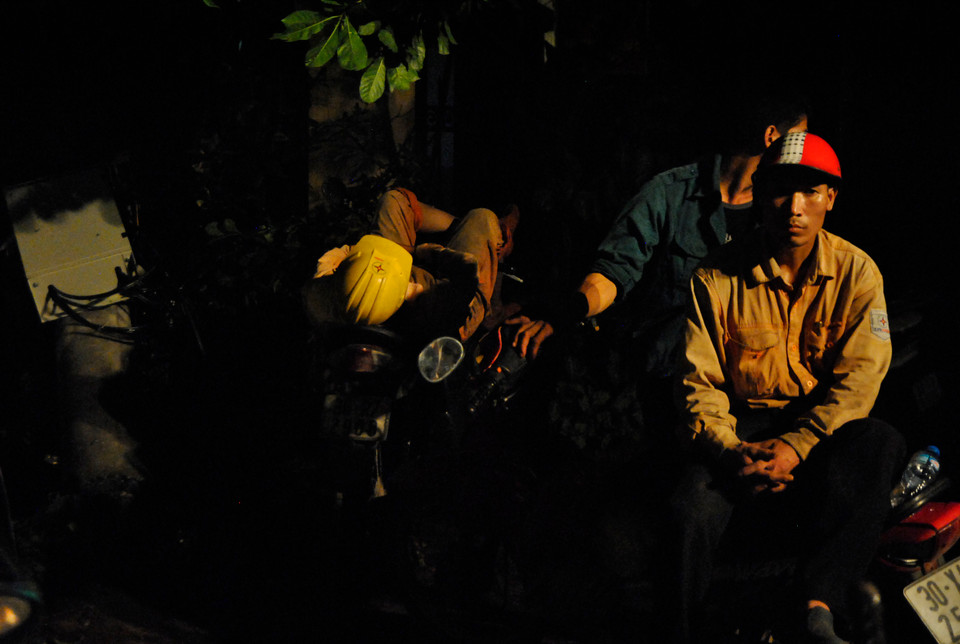 Ngoài kia, rất nhiều người vừa có một đêm thức trắng, để trả lại diện mạo cho Thủ Đô sau một ngày thứ Bảy khó quên. (Ảnh: Võ Phương/Vietnam+)