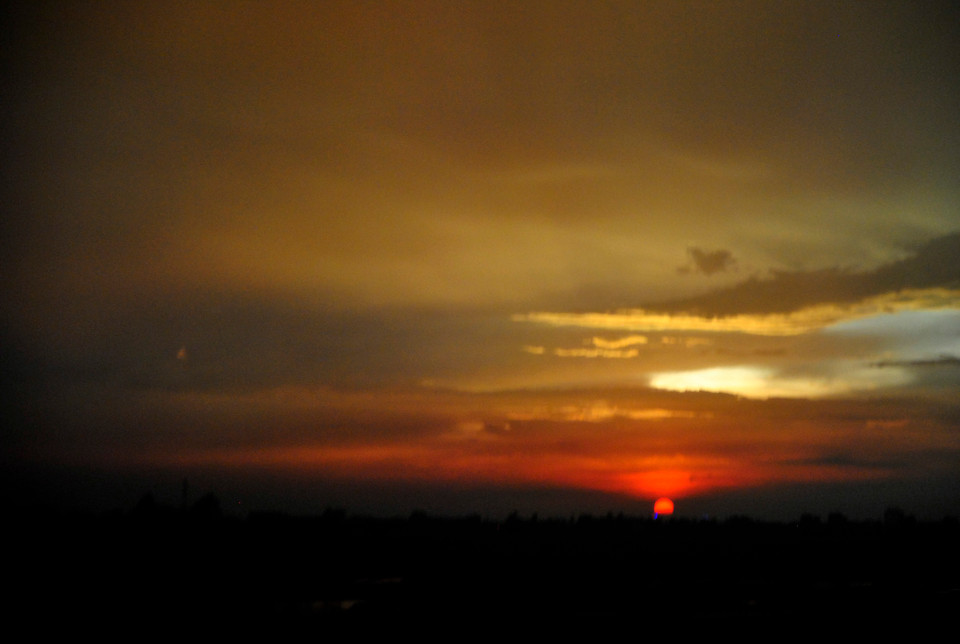 Những hình ảnh được phòng viên ghi lại trên chuyến xe từ sân bay Nội Bài về trung tâm Hà Nội. (Ảnh: Võ Phương)