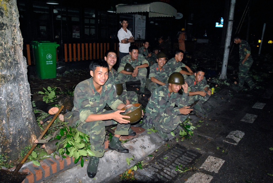 Các chiến sỹ trẻ của Sư đoàn 301 được huy động để hỗ trợ công tác khắc phục hậu quả cơn dông lốc cho Thủ Đô. (Ảnh: Võ Phương/Vietnam+)