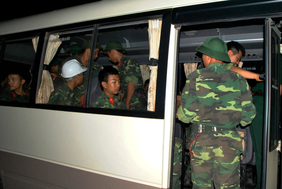 Xong việc tại điểm này, một bộ phận chiến sỹ khác sẽ lên xe để tiếp tục chi viện cho điểm khác. (Ảnh: Võ Phương/Vietnam+)