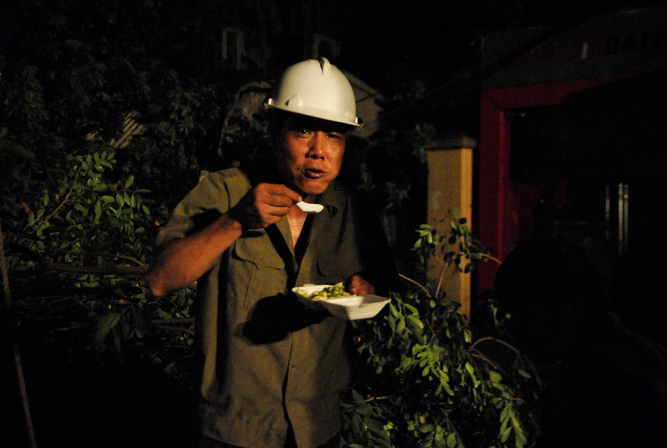 Bữa cơm rất muộn. (Ảnh: Võ Phương/Vietnam+)