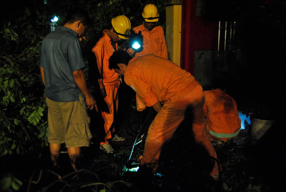 Ngay sau phần việc của Công ty Công viên cây xanh, sẽ tới phần nhiệm vụ đội nhân viên điện lực, làm thế nào sớm nhất khắc phục đường điện cho bà con. (Ảnh: Võ Phương/Vietnam+)