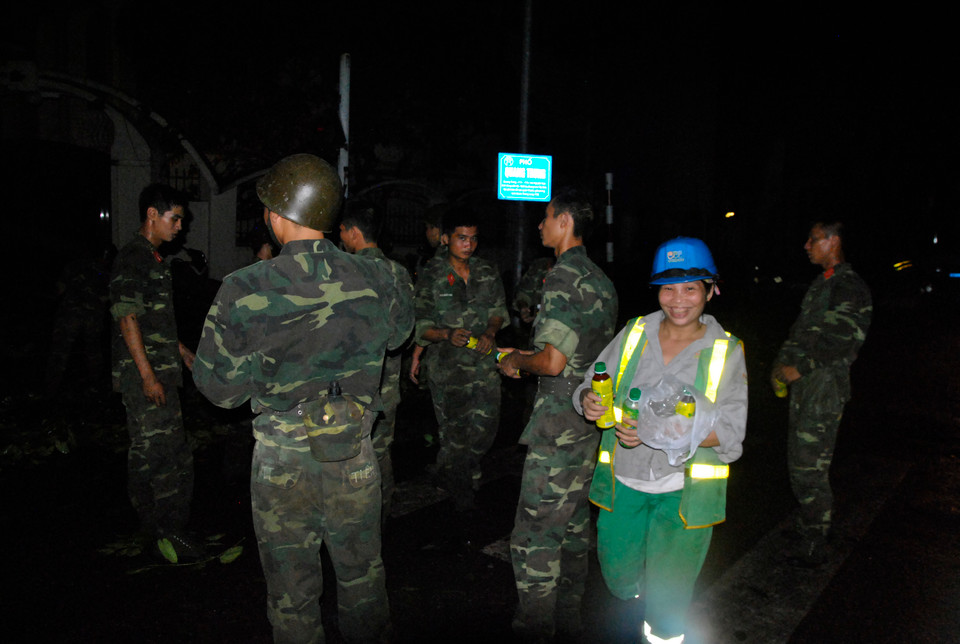 ''Nào thì làm miếng nước rồi cô cháu ta tiếp tục chiến đấu.' (Ảnh: Võ Phương/Vietnam+)