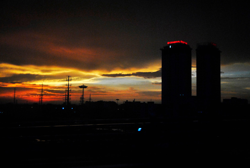 Khung cảnh hoàng hôn khiến người dân Thủ đô thích thú chụp lại và chia sẻ trên mạng xã hội. (Ảnh: Võ Phương)