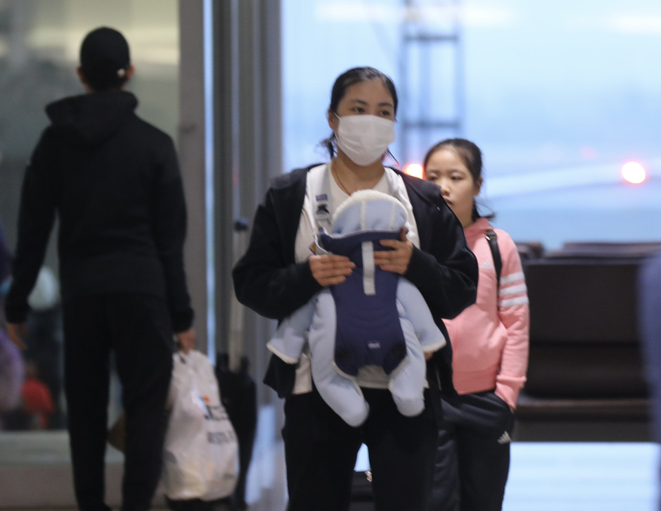 Những công dân Việt Nam sống, làm việc ở Ukraina, về tới sân bay quốc tế Nội Bài. (Ảnh: Lâm Khánh/TTXVN)