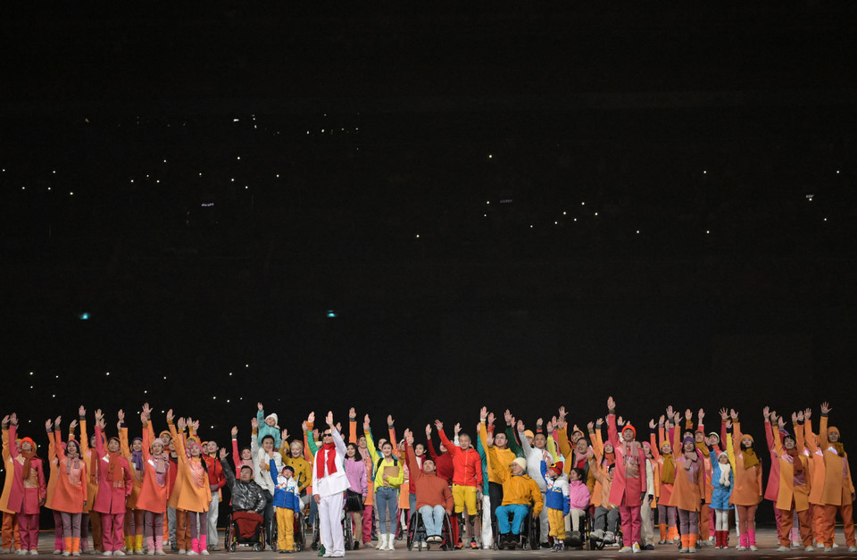 Các vận động viên và các nghệ sỹ tại lễ khai mạc Paralympic mùa Đông Bắc Kinh 2022, Trung Quốc tối 4/3/2022. (Ảnh: AFP/TTXVN)