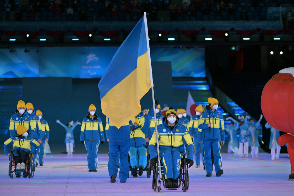 Đoàn thể thao Ukraine diễu hành tại lễ khai mạc Paralympic mùa Đông Bắc Kinh 2022, Trung Quốc tối 4/3/2022. (Ảnh: AFP/TTXVN)