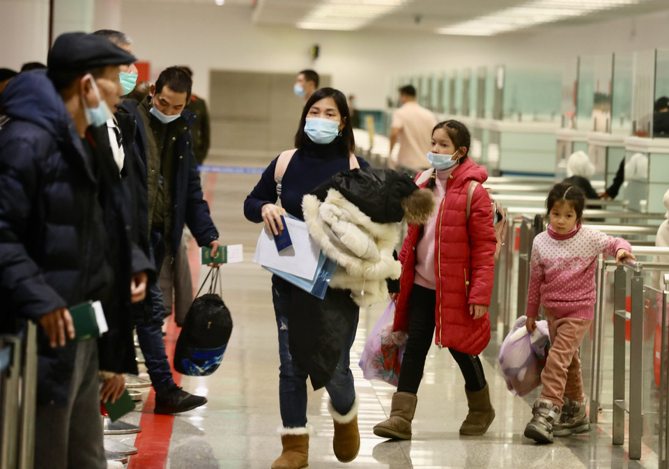 Công dân Việt Nam về tới sân bay quốc tế Nội Bài trên chuyến bay QH9066. (Ảnh: Lâm Khánh/TTXVN)