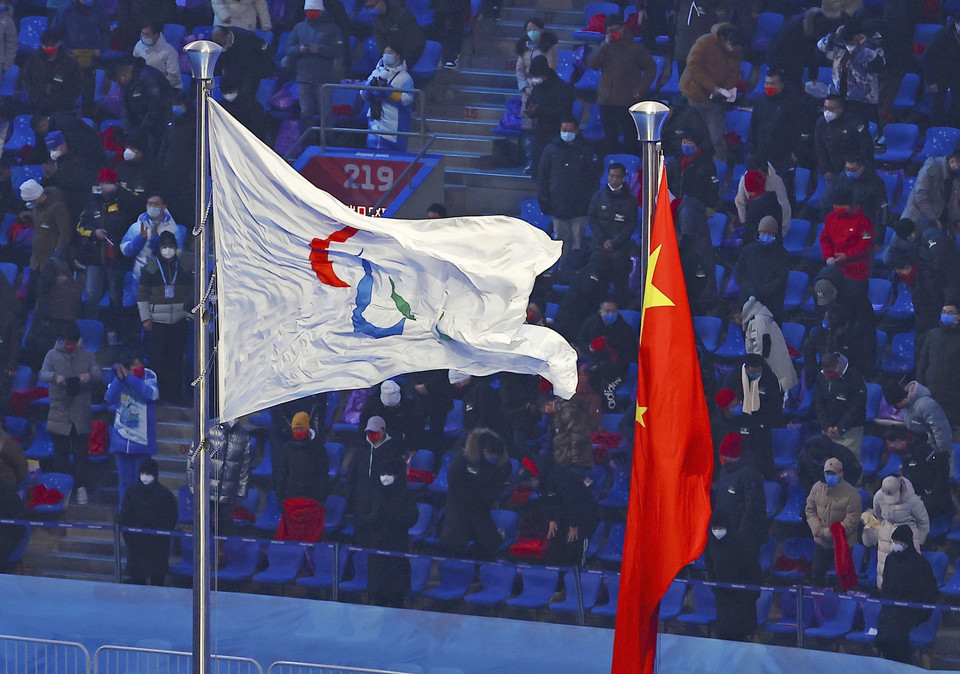 Cờ Paralympic (trái) và quốc kỳ Trung Quốc tại lễ khai mạc Paralympic mùa Đông Bắc Kinh 2022 tối 4/3/2022. (Ảnh: Kyodo/TTXVN)