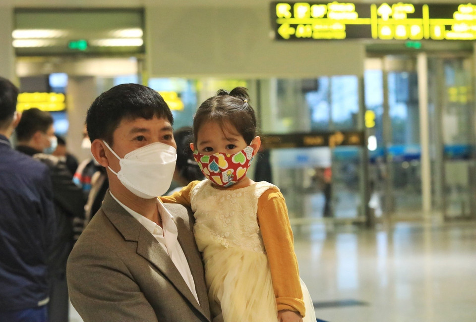 Anh Nguyễn Văn Thường, Đại Mỗ, Nam Từ Liêm, Hà Nội cùng con gái ra đón người thân. (Ảnh: Tuấn Anh/TTXVN)