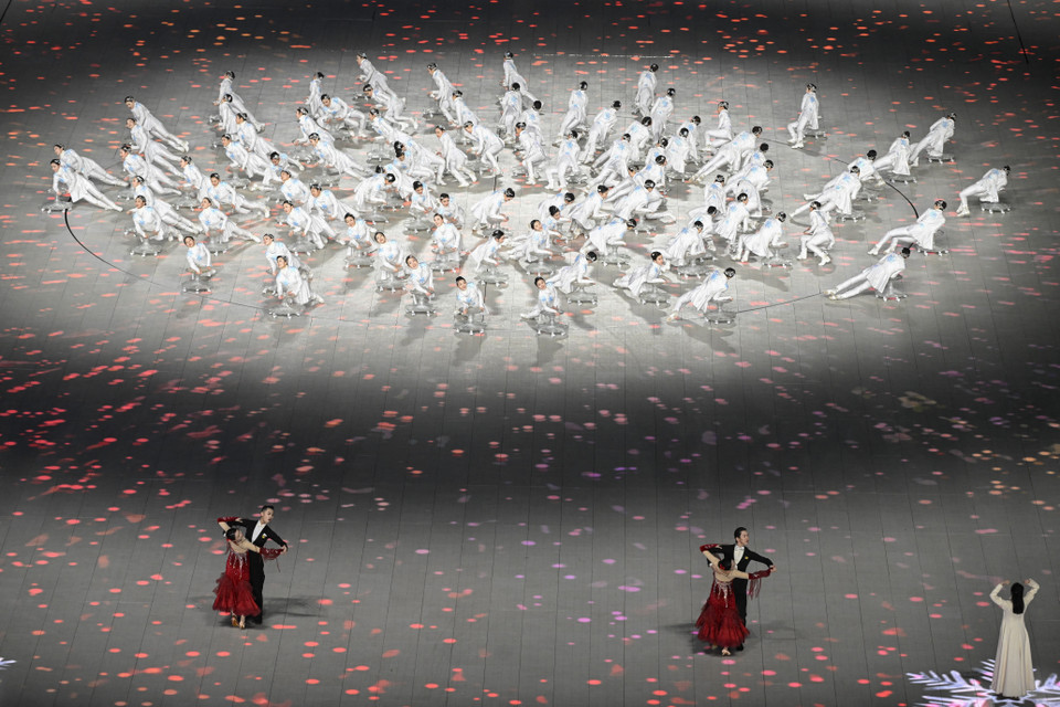 Các nghệ sỹ biểu diễn tại lễ khai mạc Paralympic mùa Đông Bắc Kinh 2022, Trung Quốc tối 4/3/2022. (Ảnh: AFP/TTXVN)