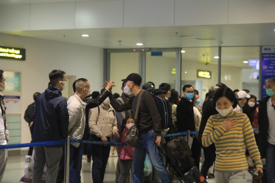 Những công dân Việt Nam đầu tiên về tới tổ quốc trên chuyến bay QH9066. (Ảnh: Tuấn Anh/TTXVN)