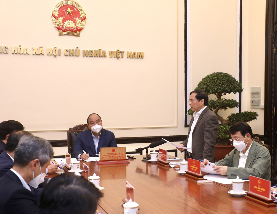 Bộ trưởng Bộ Ngoại giao Bùi Thanh Sơn báo cáo về công tác bảo hộ công dân và đưa công dân Việt Nam từ Ukraine về nước. (Ảnh: Lâm Khánh/TTXVN)