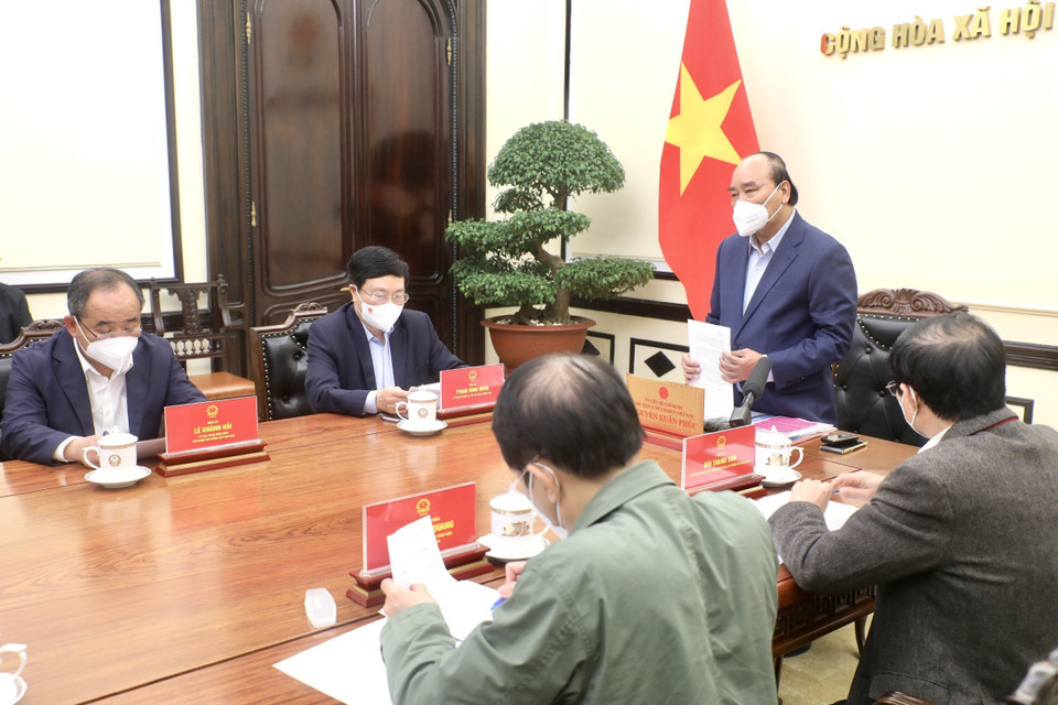 Chủ tịch nước Nguyễn Xuân Phúc chủ trì họp về công tác đưa công dân Việt Nam từ Ukraine về nước. (Ảnh: Lâm Khánh/TTXVN)