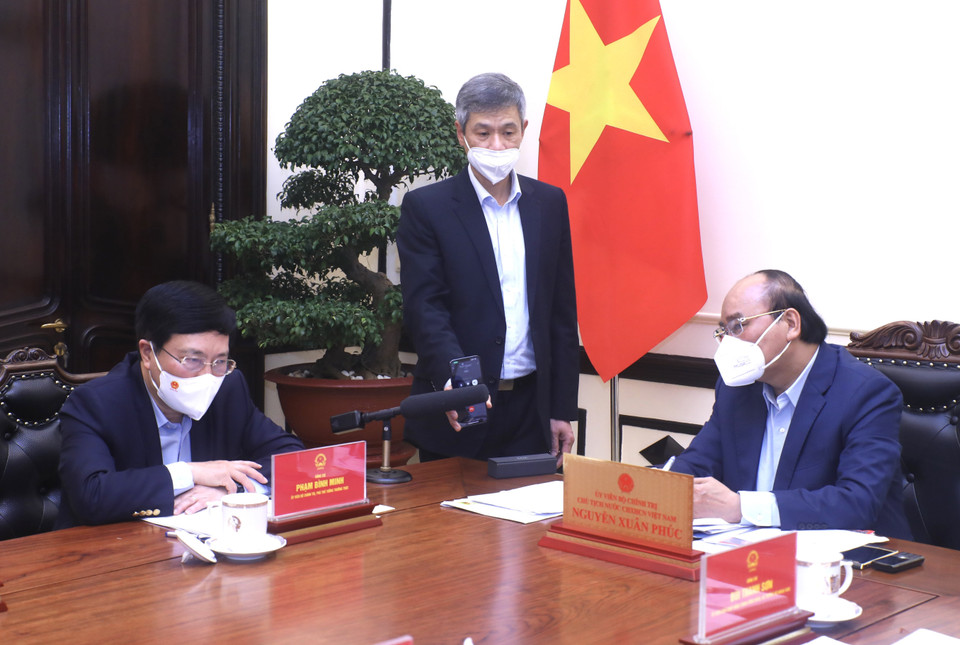 Chủ tịch nước Nguyễn Xuân Phúc nghe Đại sứ Việt Nam tại Ukraine Nguyễn Hồng Thạch báo cáo qua điện thoại về công tác bảo hộ công dân. (Ảnh: Lâm Khánh/TTXVN)