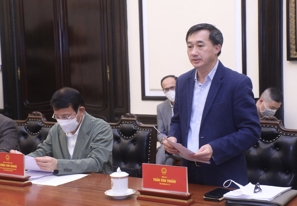 Thứ trưởng Bộ Y tế Trần Văn Thuấn phát biểu. (Ảnh: Lâm Khánh/TTXVN)