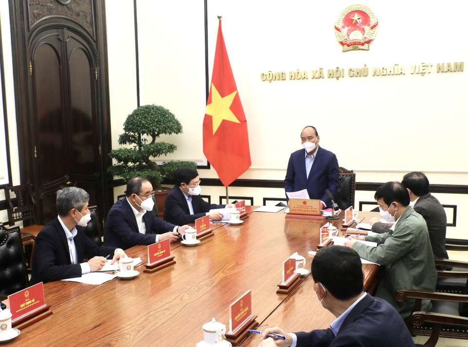 Chủ tịch nước Nguyễn Xuân Phúc chủ trì họp về công tác đưa công dân Việt Nam từ Ukraine về nước. (Ảnh: Lâm Khánh/TTXVN)