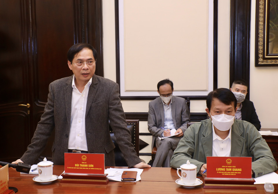 Bộ trưởng Bộ Ngoại giao Bùi Thanh Sơn báo cáo về công tác bảo hộ công dân và đưa công dân Việt Nam từ Ukraine về nước. (Ảnh: Lâm Khánh/TTXVN)