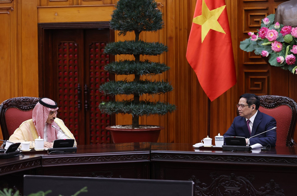 Thủ tướng Phạm Minh Chính tiếp Bộ trưởng Ngoại giao Saudi Arabia Faisal Bin Farhan Al Saud. (Ảnh: Dương Giang/TTXVN)