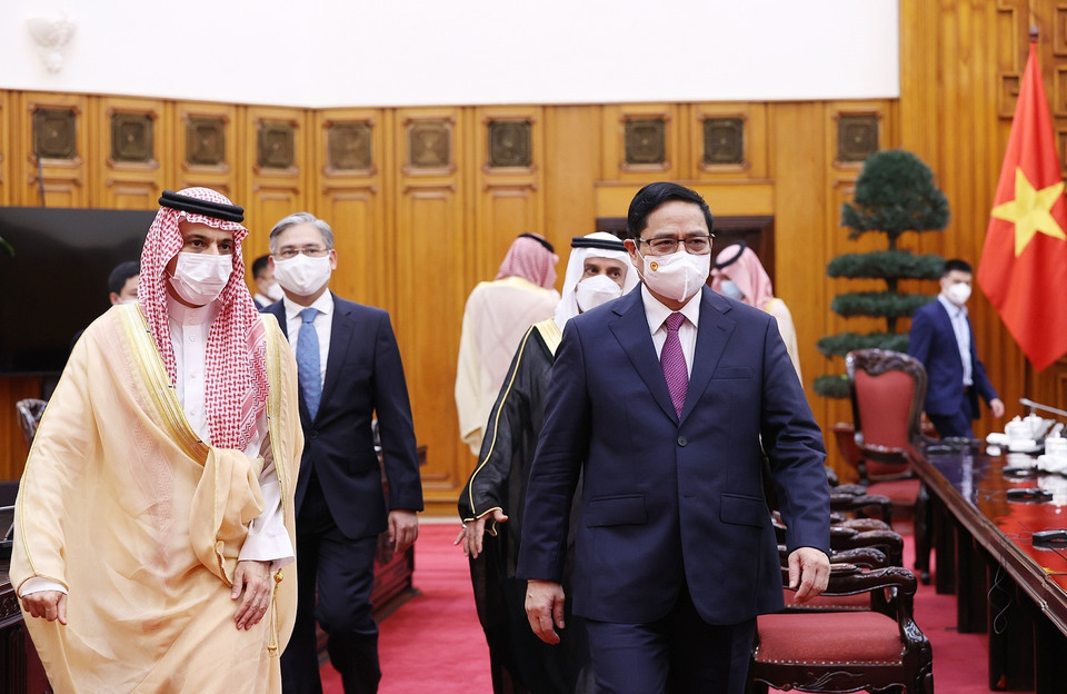 Thủ tướng Phạm Minh Chính tiếp Bộ trưởng Ngoại giao Saudi Arabia Faisal Bin Farhan Al Saud. (Ảnh: Dương Giang/TTXVN)