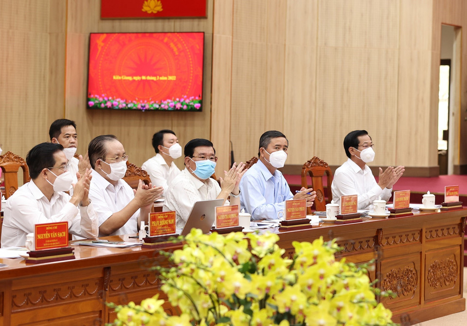 Các vị lãnh đạo chủ chốt tỉnh Kiên Giang tham dự buổi làm việc. (Ảnh: Dương Giang/TTXVN)